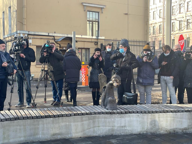 В память о погибших в борьбе с ковидом в Петербурге установлен памятник