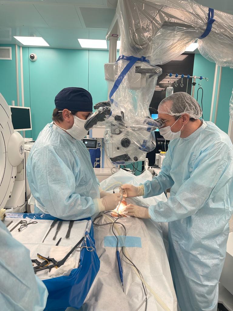 Нейрохирургами института выполнена редкая операция по декомпрессии нервного корешка шейного отдела позвоночника