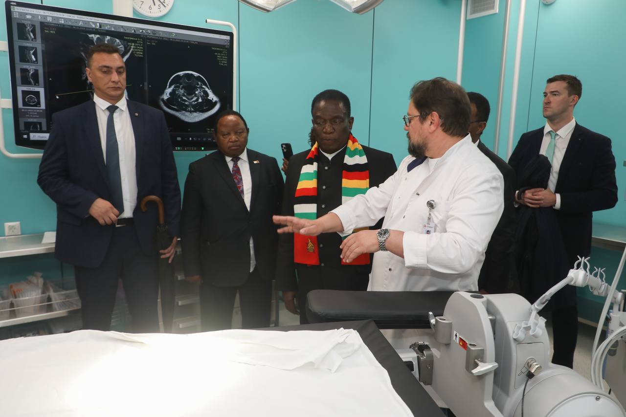 В НИИ состоялась встреча Президента Республики Зимбабве Эммерсона Мнангагве с руководством Института скорой помощи и Фондом развития санитарной авиации