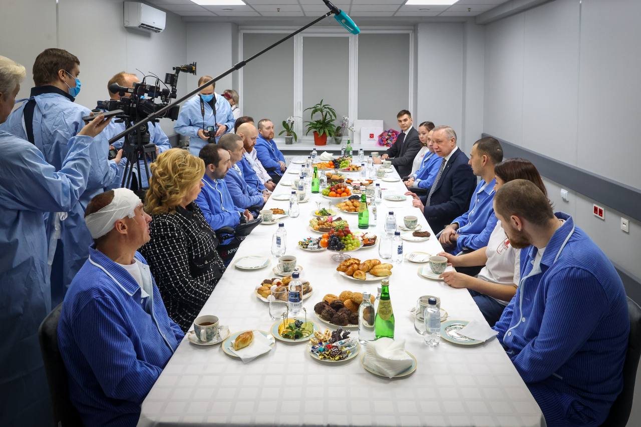 Александр Беглов встретился с участниками СВО, находящимися на лечении в петербургском НИИ скорой помощи имени И.И. Джанелидзе