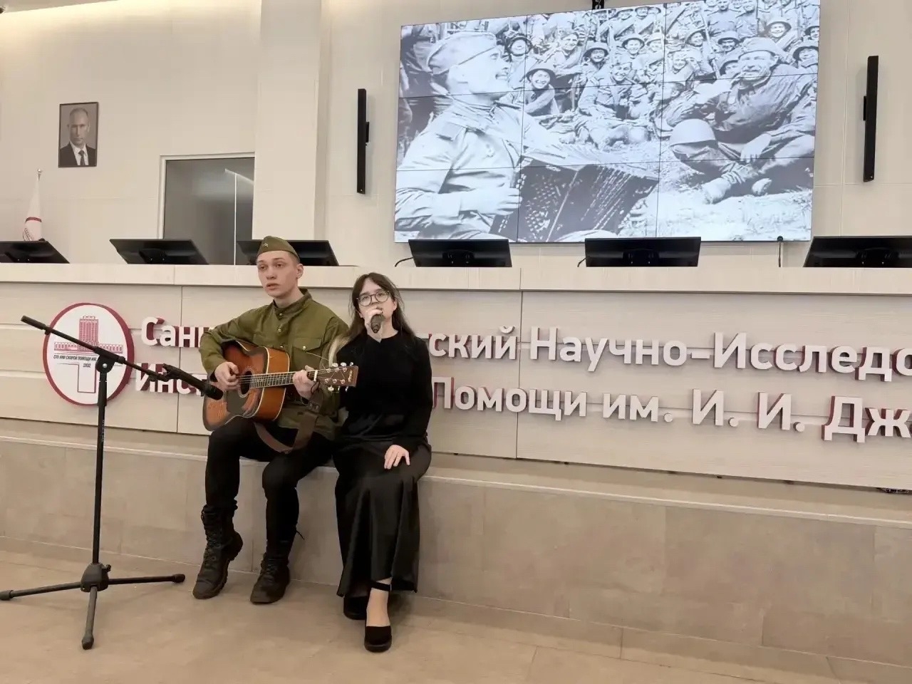 Дети и студенты медицинского техникума выступили в НИИ с концертами в честь Дня Победы